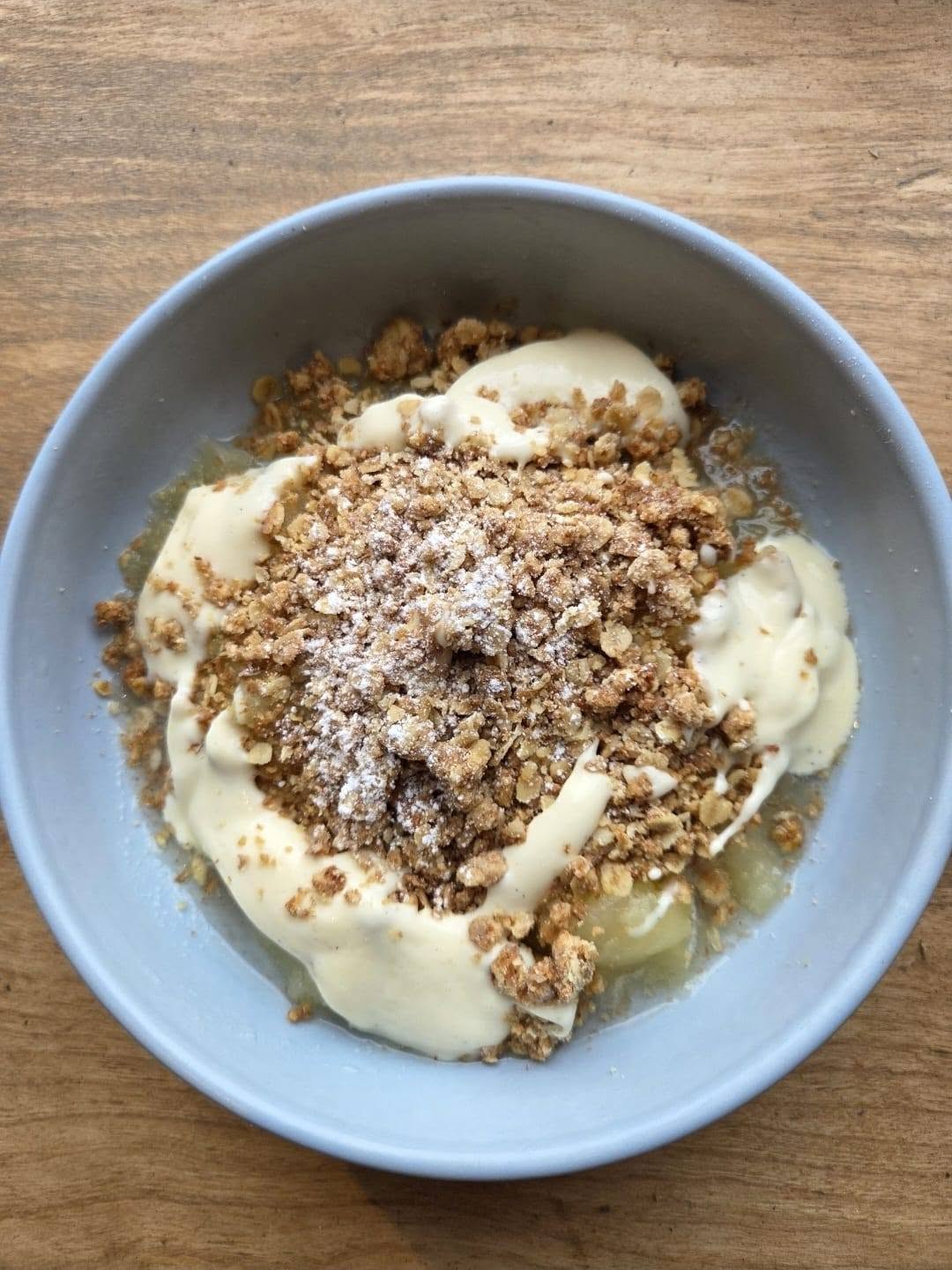 Apple crumble with pouring cream